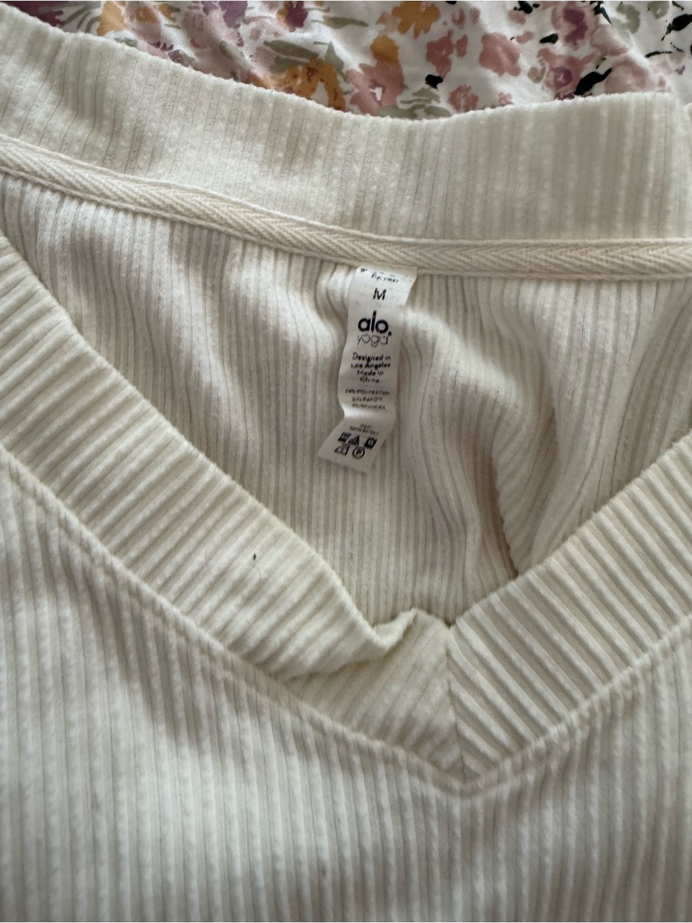 Alo Cream Ribbed V-Neck Cropped Top - Picture 2 of 7